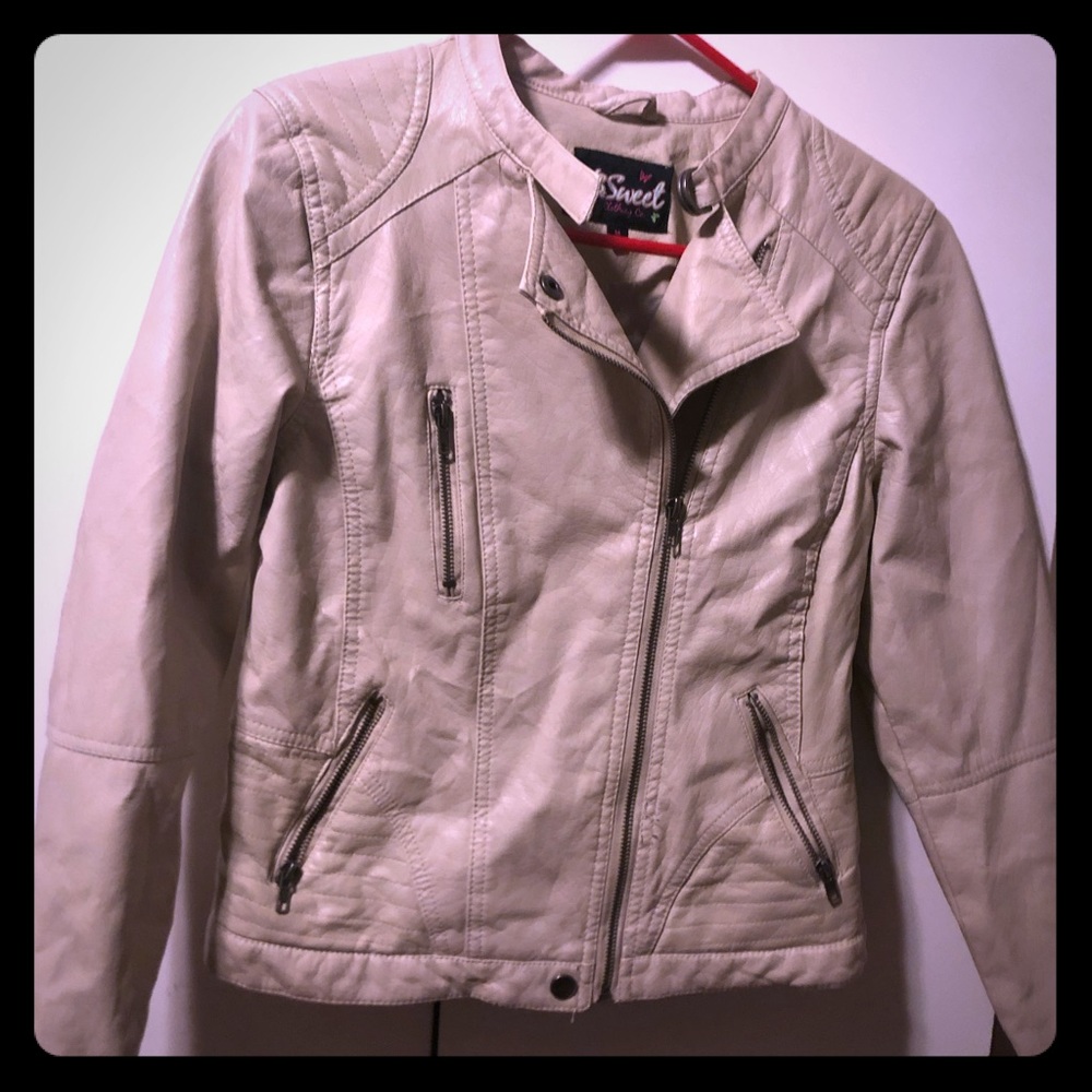 I’m selling a jacket for women